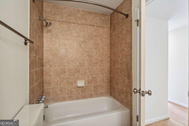 bathroom featuring tiled shower / bath combo