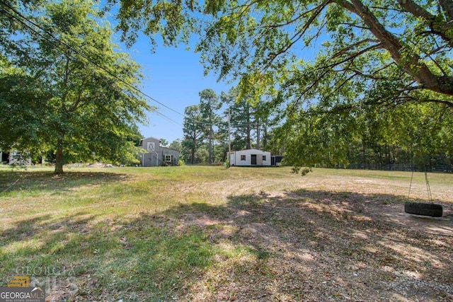 view of yard featuring an outbuilding