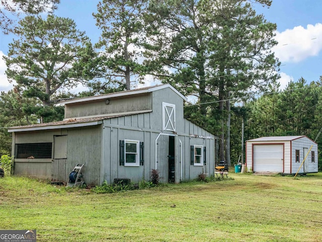 view of barn with a yard