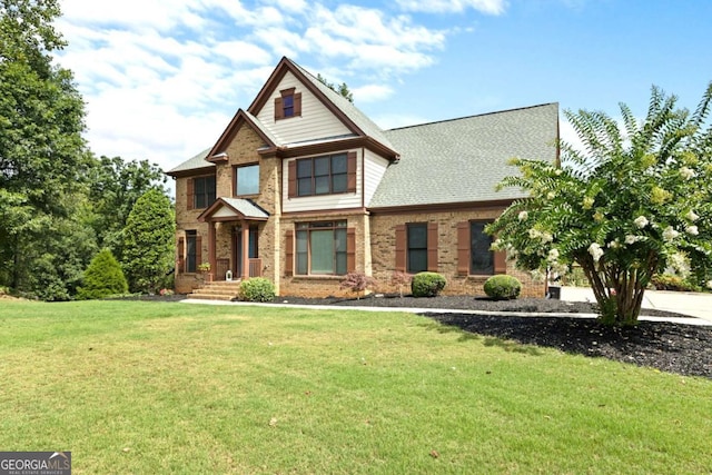 craftsman-style house featuring a front yard