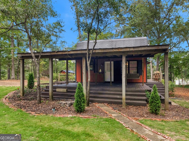 view of front of house featuring a front yard