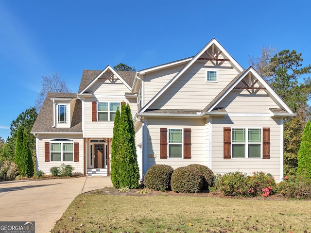 view of front of property featuring a front yard