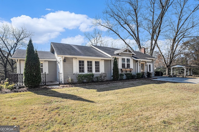 ranch-style house featuring a front lawn