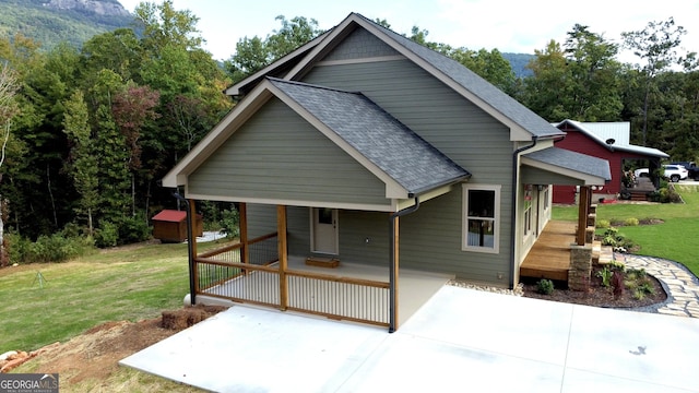 view of front of property featuring a porch and a front lawn