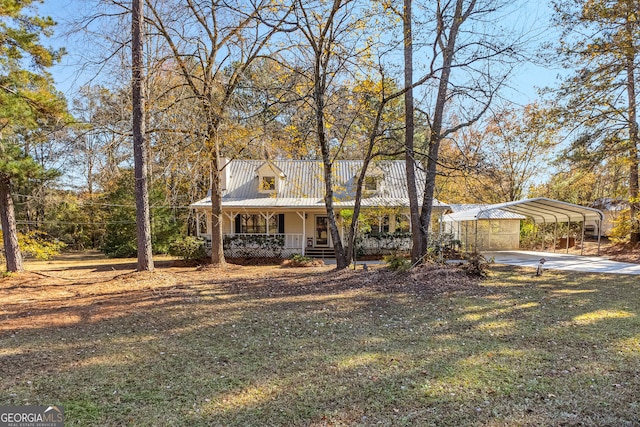 view of front of home featuring a carport, covered porch, and a front yard