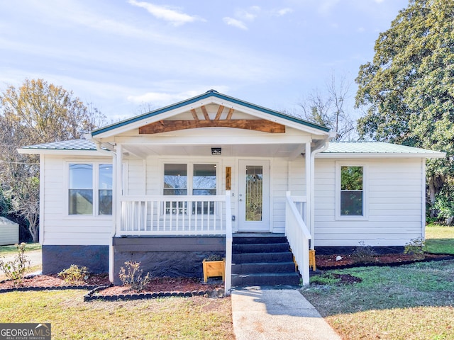 view of front of home featuring a front yard and a porch