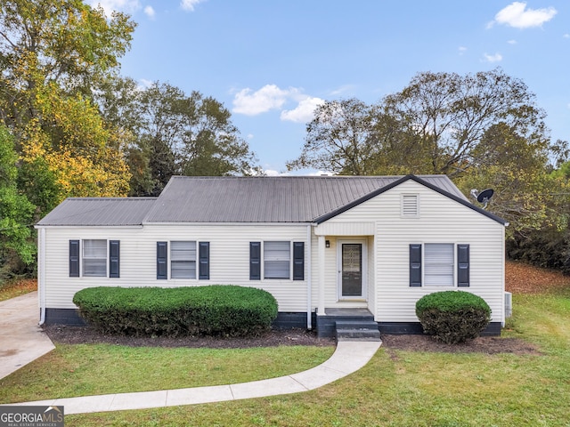 single story home with a front yard