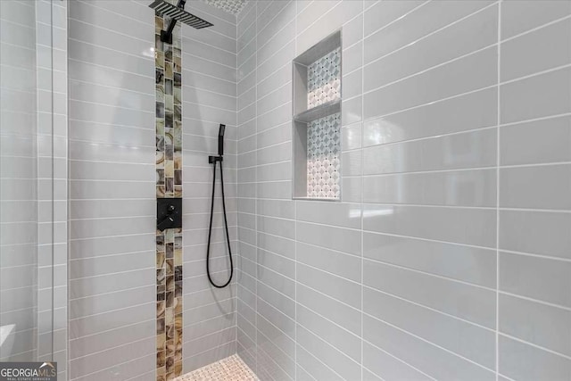 bathroom featuring a tile shower