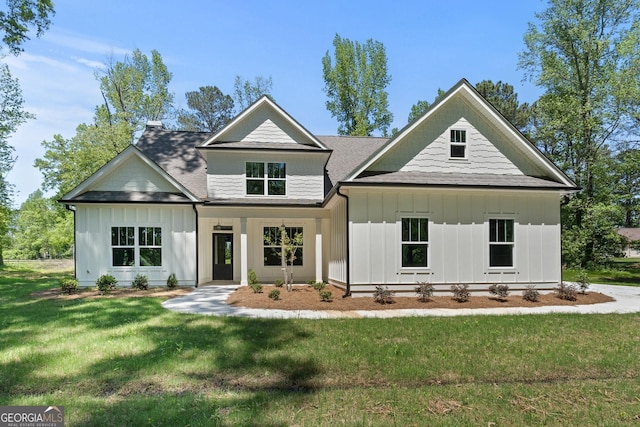 view of front of property featuring a front lawn