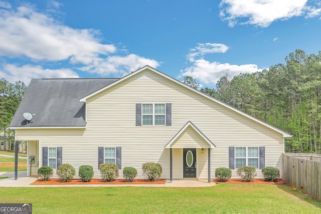 view of front facade featuring a front yard