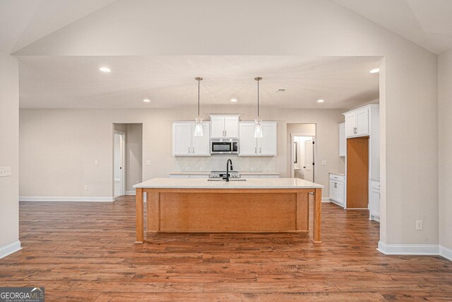 unfurnished room with ceiling fan and a tray ceiling