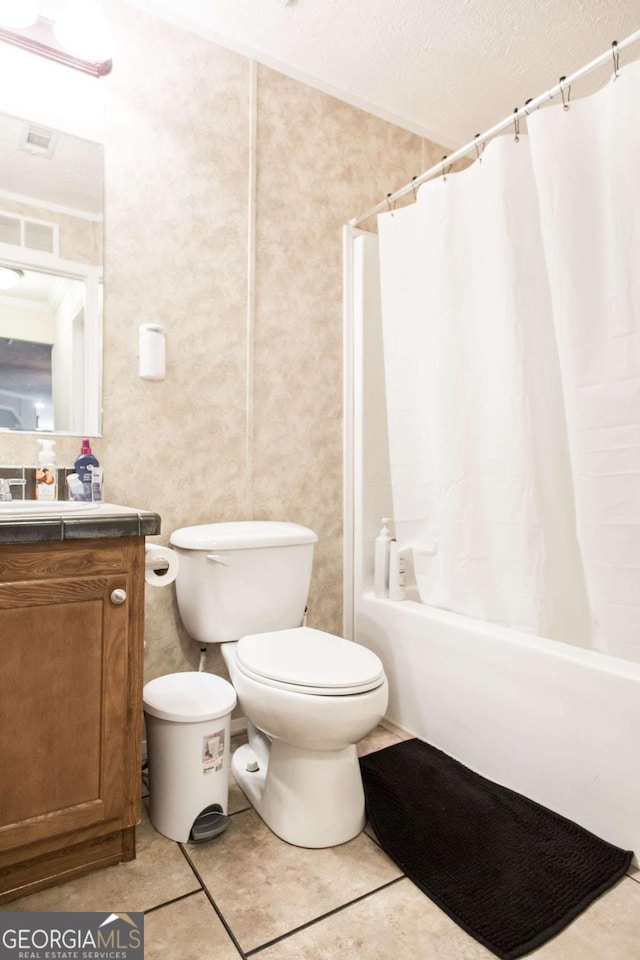 full bathroom featuring a textured ceiling, vanity, shower / bath combo, and toilet