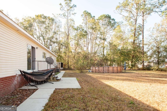 view of yard featuring a pool