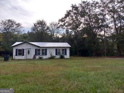 ranch-style home featuring a front yard