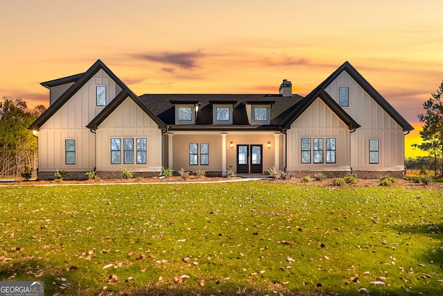 view of front facade with a lawn