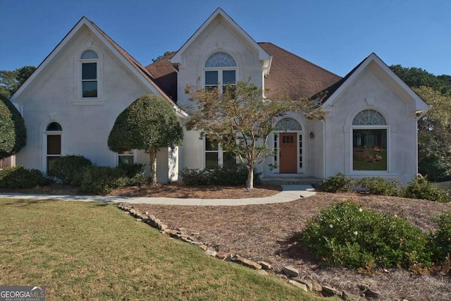 view of front of property featuring a front yard