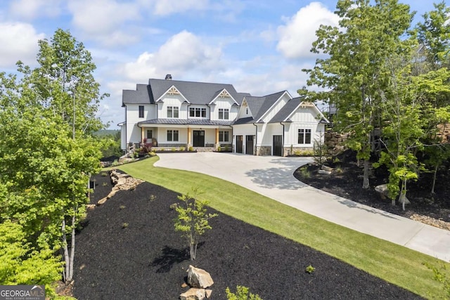 view of front of house featuring a front lawn