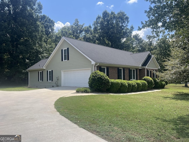 view of front of property featuring a front lawn