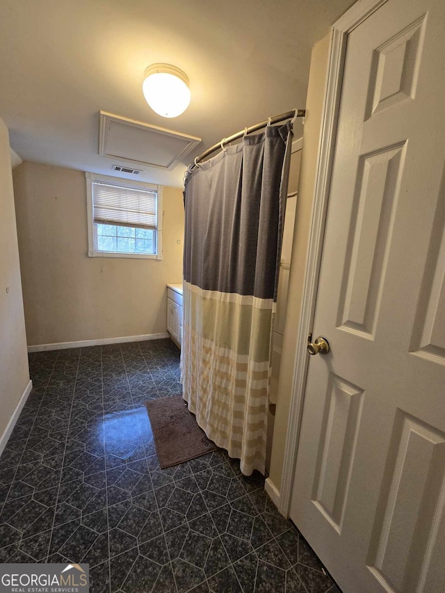 bathroom featuring a shower with curtain and vanity