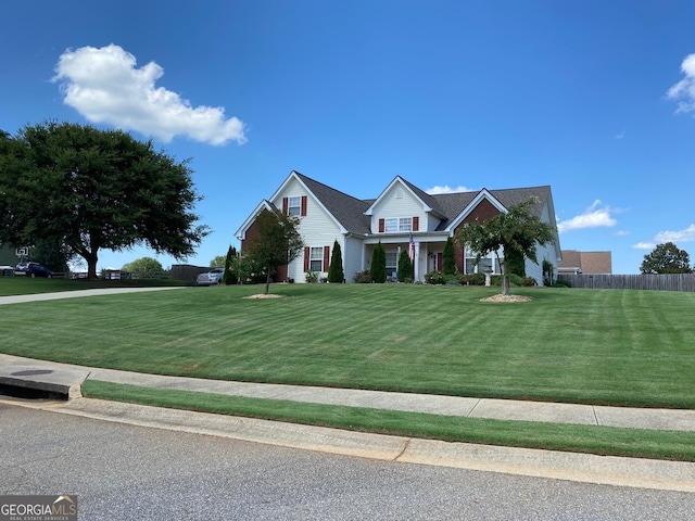 view of front of property featuring a front yard