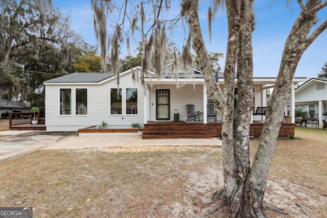 view of front facade featuring a front lawn and covered porch