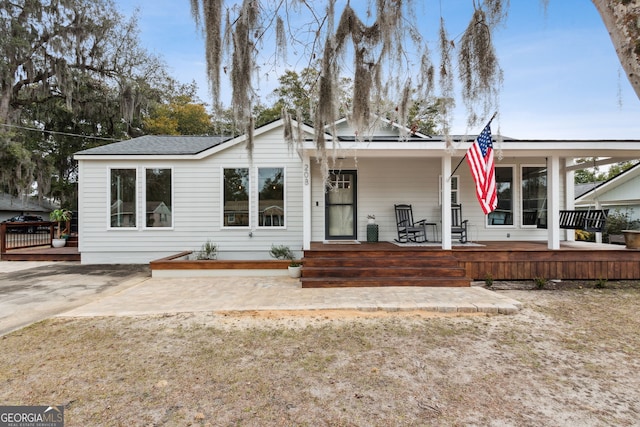 view of front of property featuring covered porch