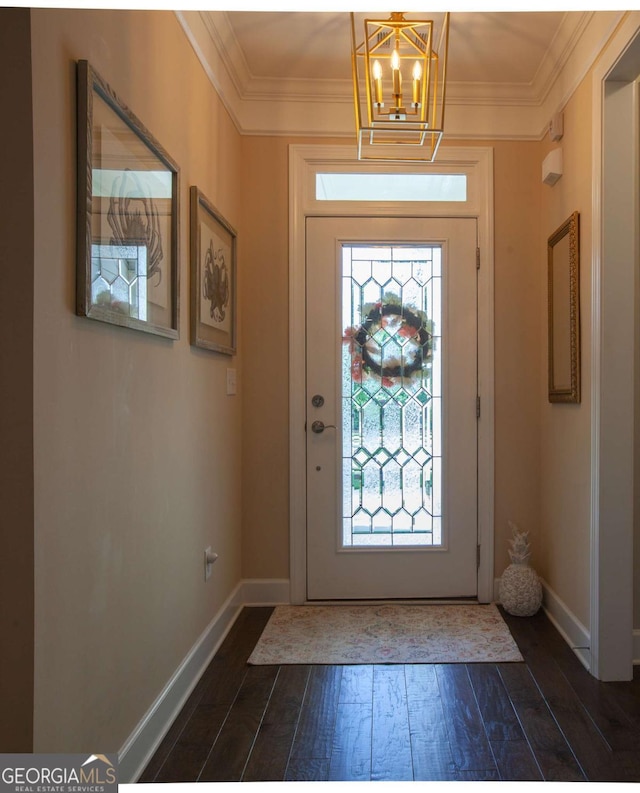 foyer entrance featuring dark wood-type flooring, plenty of natural light, baseboards, and ornamental molding