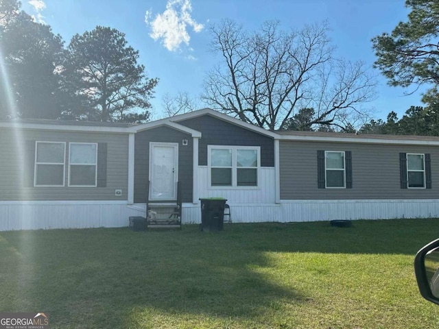 manufactured / mobile home with a front lawn