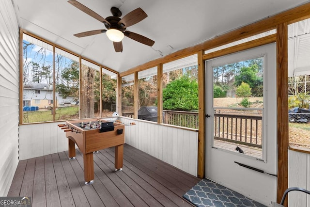 sunroom with ceiling fan