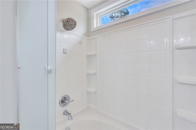 bathroom with tiled shower / bath combo