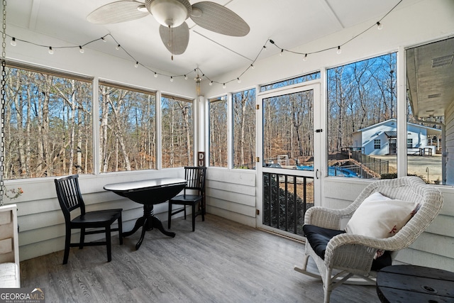 sunroom with ceiling fan