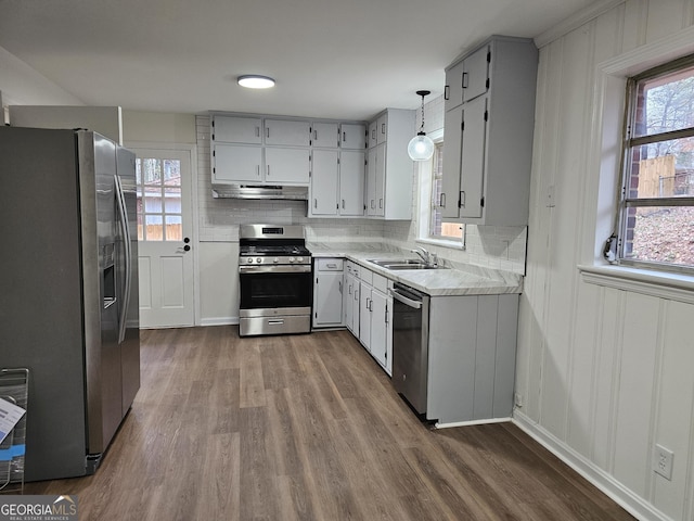 kitchen featuring gray cabinetry, sink, stainless steel appliances, and light wood-type flooring