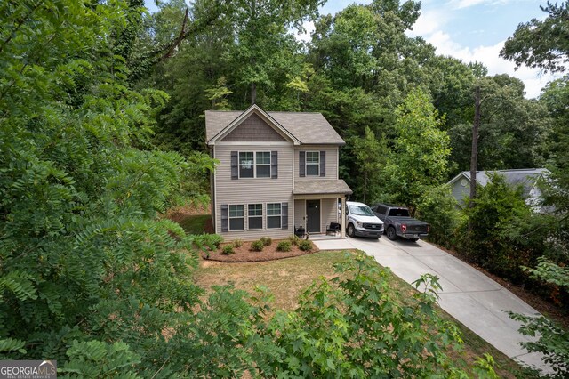 view of front facade with a front yard