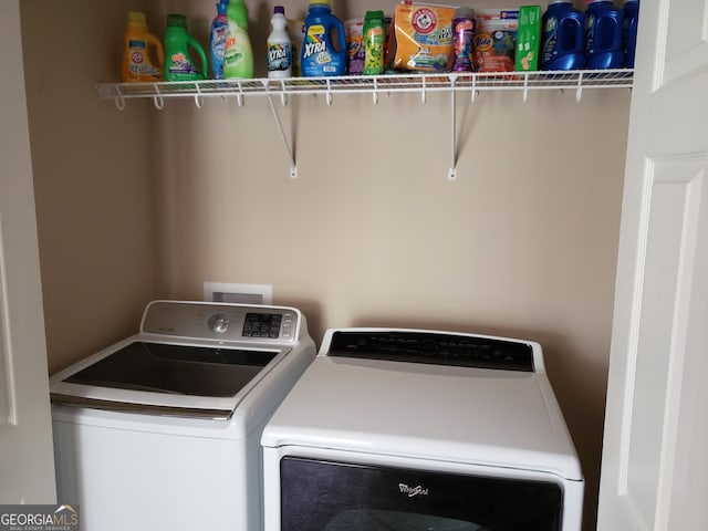 washroom featuring washing machine and clothes dryer