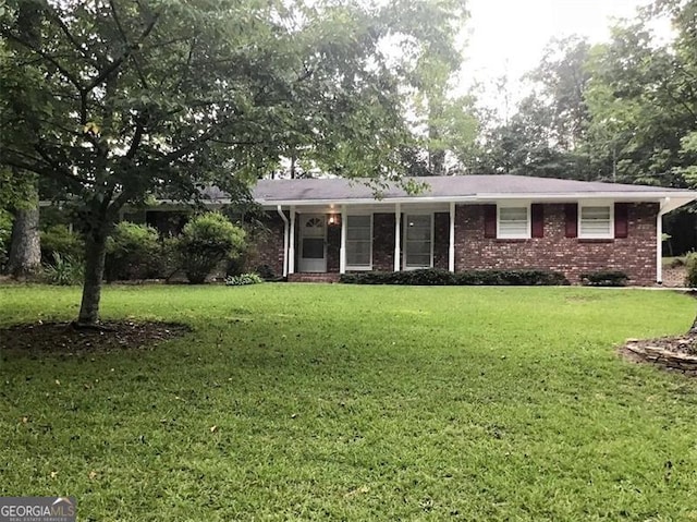 single story home featuring a front lawn