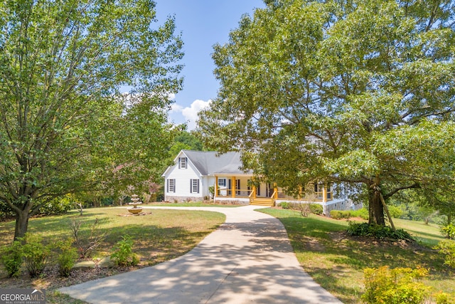 view of front facade featuring covered porch and a front lawn