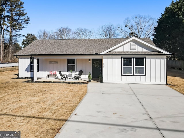 ranch-style home featuring a porch and a front lawn