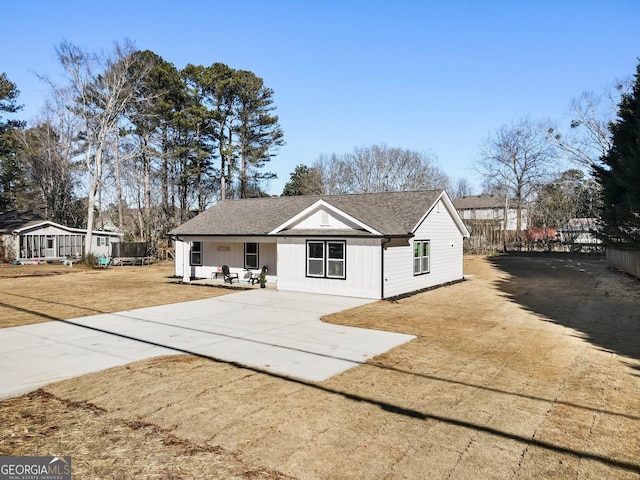 view of front of home with covered porch and a front yard