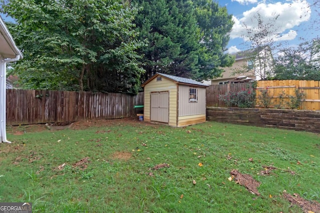 view of yard featuring a storage shed