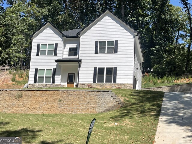 view of front of property featuring a front yard