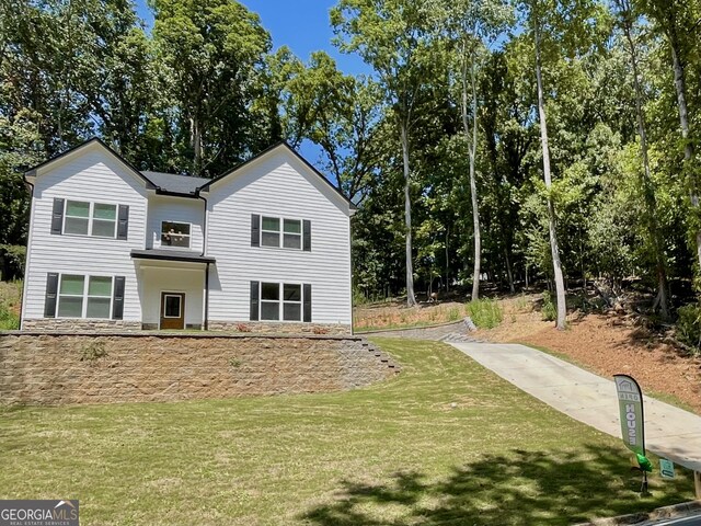 view of front property featuring a front yard