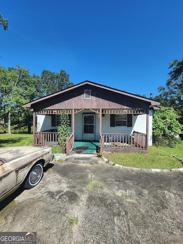 view of front of property featuring a porch