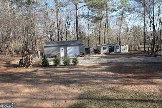 view of yard featuring an outdoor structure