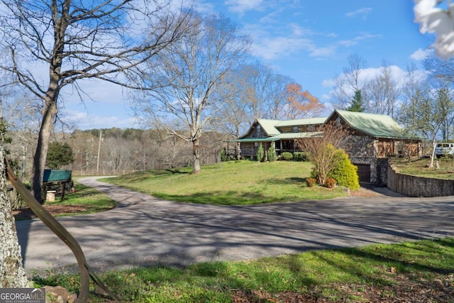 view of front of property featuring a front yard