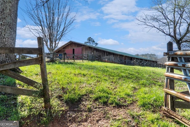 view of yard with an outbuilding