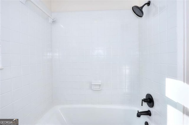 bathroom featuring tiled shower / bath