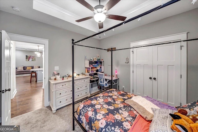 bedroom featuring light carpet, a closet, and ceiling fan