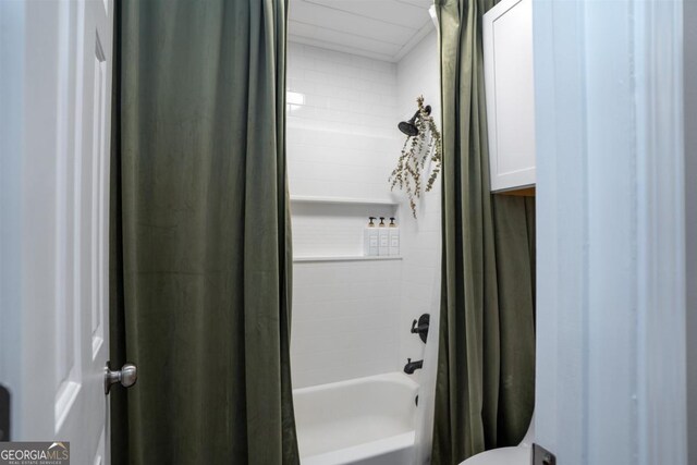 bathroom with shower / tub combo with curtain