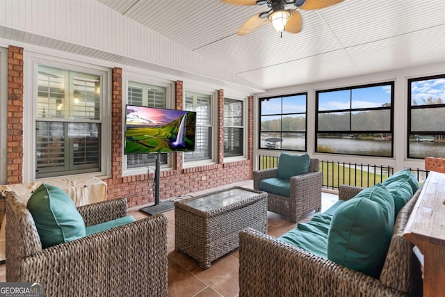 sunroom with ceiling fan