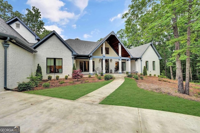 view of front facade featuring covered porch and a front lawn